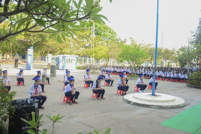 Donating books to Can Duoc Secondary School in Long  An