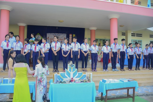 Donating books to Can Duoc Secondary School in Long  An