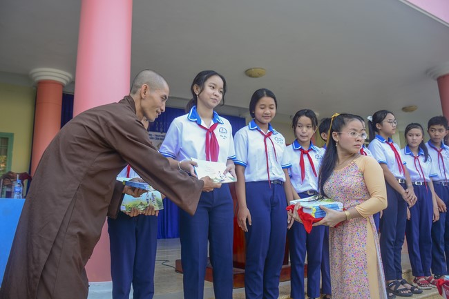 Donating books to Can Duoc Secondary School in Long  An