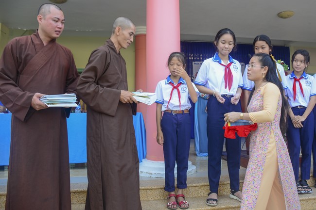 Donating books to Can Duoc Secondary School in Long  An