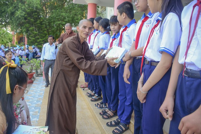 Donating books to Can Duoc Secondary School in Long  An