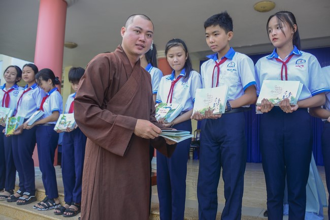 Donating books to Can Duoc Secondary School in Long  An