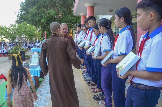 Donating books to Can Duoc Secondary School in Long  An