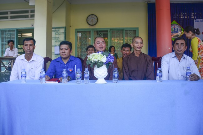 Donating books to Can Duoc Secondary School in Long  An