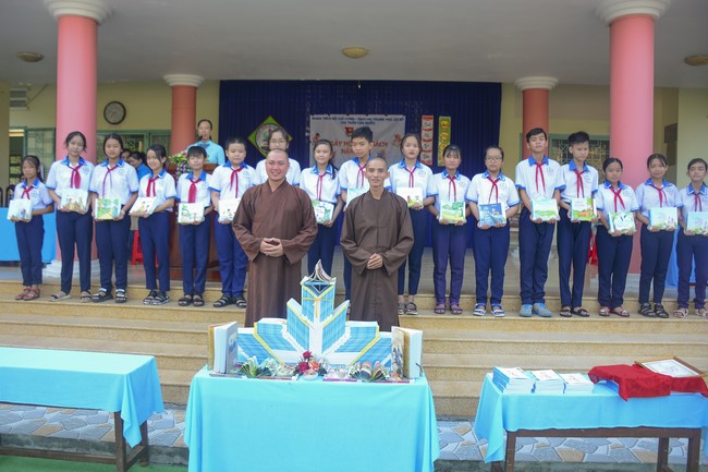 Donating books to Can Duoc Secondary School in Long  An