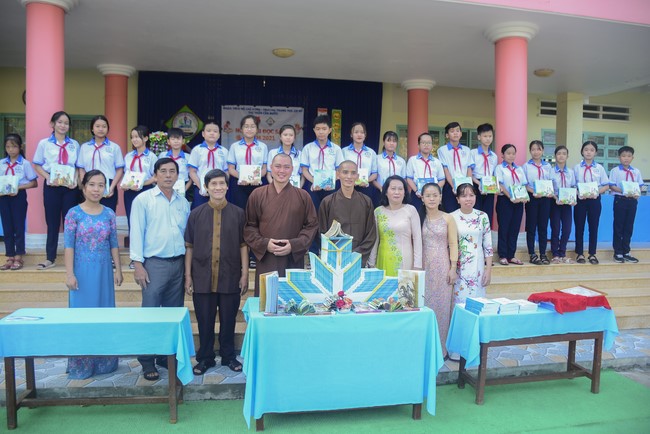 Donating books to Can Duoc Secondary School in Long  An