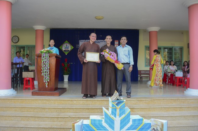 Donating books to Can Duoc Secondary School in Long  An