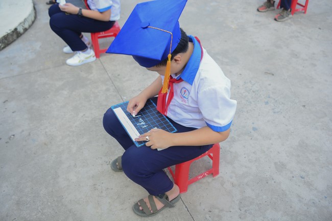 Donating books to Can Duoc Secondary School in Long  An