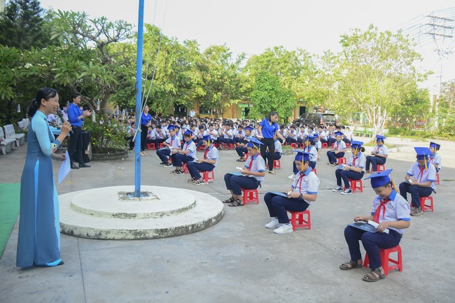 Donating books to Can Duoc Secondary School in Long  An