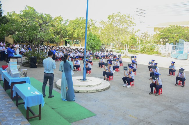 Donating books to Can Duoc Secondary School in Long  An