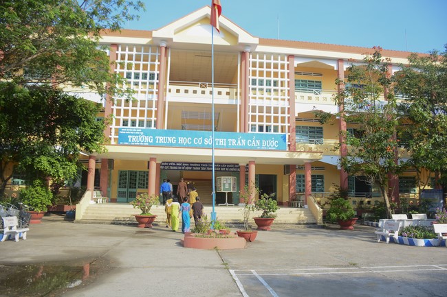 Donating books to Can Duoc Secondary School in Long  An