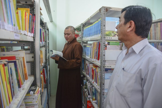 Donating books to Can Duoc Secondary School in Long  An