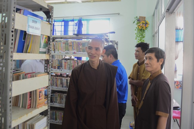 Donating books to Can Duoc Secondary School in Long  An