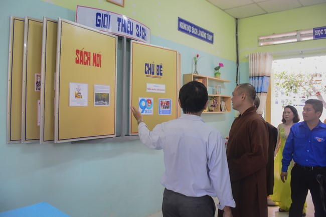 Donating books to Can Duoc Secondary School in Long  An