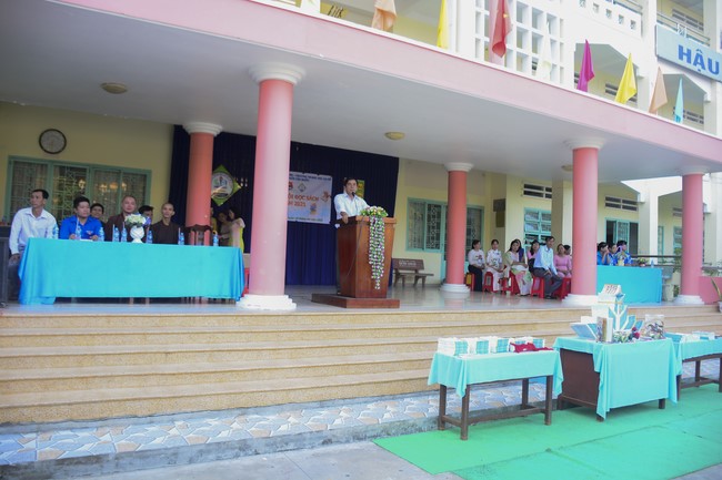 Donating books to Can Duoc Secondary School in Long  An