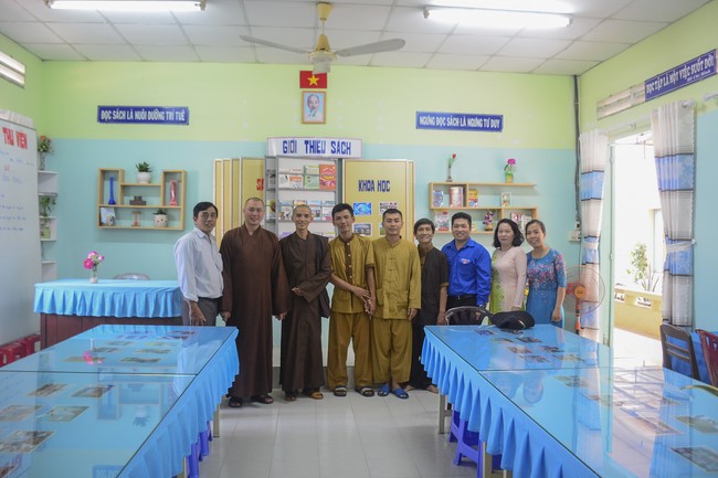 Donating books to Can Duoc Secondary School in Long  An