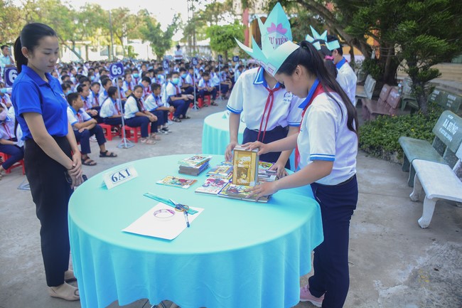 Donating books to Can Duoc Secondary School in Long  An
