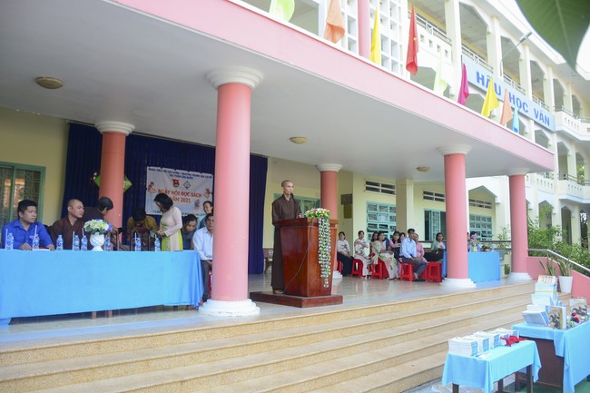 Donating books to Can Duoc Secondary School in Long  An