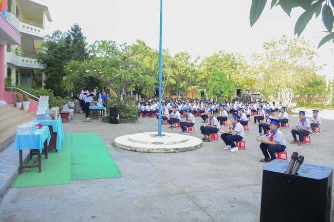 Donating books to Can Duoc Secondary School in Long  An