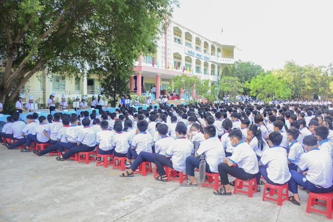 Donating books to Can Duoc Secondary School in Long  An