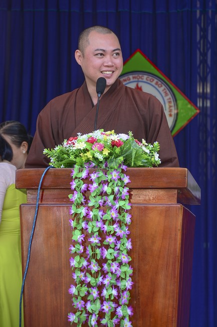 Donating books to Can Duoc Secondary School in Long  An