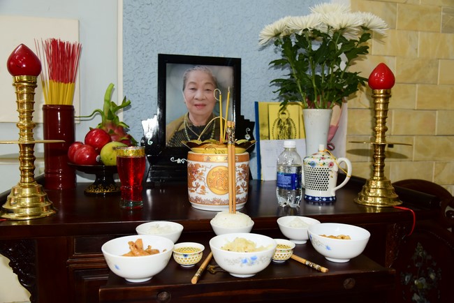 Giving gifts to oncology  patients attending One Day Retreat