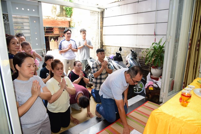 Giving gifts to oncology  patients attending One Day Retreat