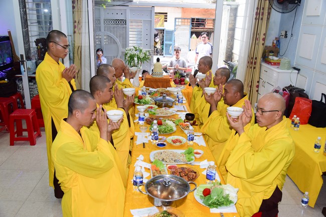 Giving gifts to oncology  patients attending One Day Retreat