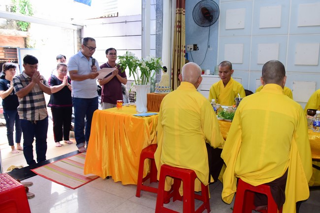 Giving gifts to oncology  patients attending One Day Retreat