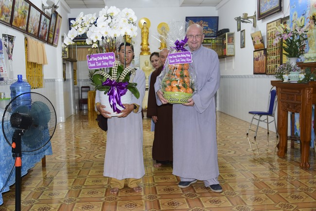 Ritual of visiting and offering homage to Most Thich Hue Truong’s Body