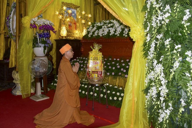 Ritual of visiting and offering homage to Most Thich Hue Truong’s Body