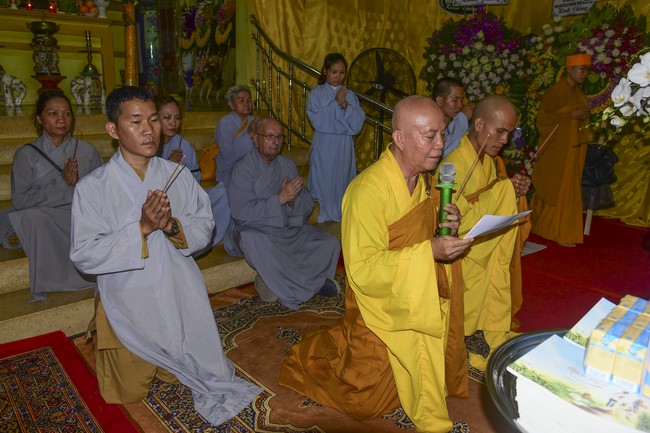 Ritual of visiting and offering homage to Most Thich Hue Truong’s Body