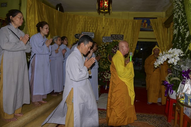 Ritual of visiting and offering homage to Most Thich Hue Truong’s Body