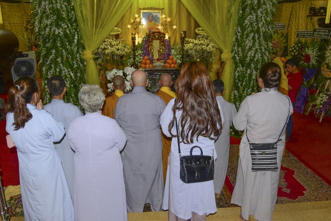 Ritual of visiting and offering homage to Most Thich Hue Truong’s Body
