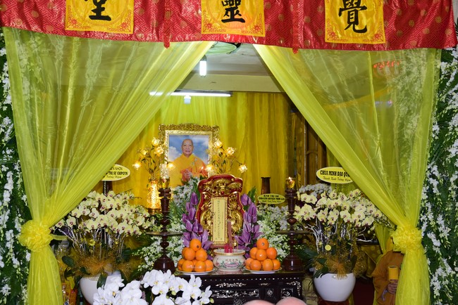 Ritual of visiting and offering homage to Most Thich Hue Truong’s Body