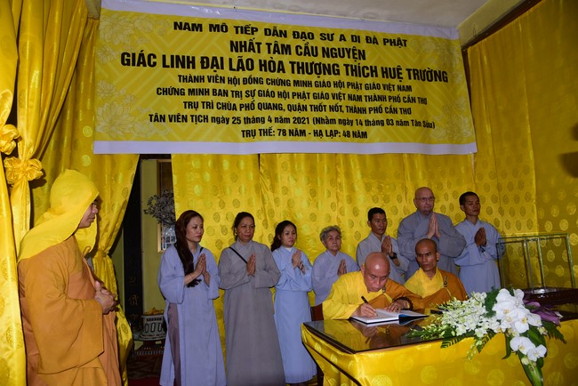 Ritual of visiting and offering homage to Most Thich Hue Truong’s Body