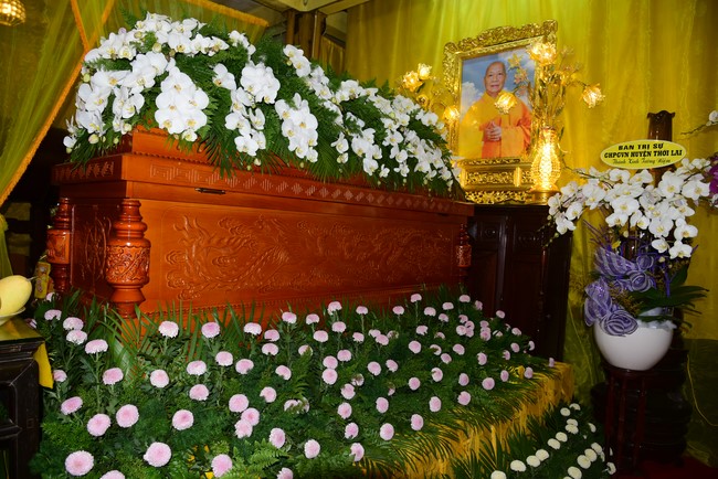 Ritual of visiting and offering homage to Most Thich Hue Truong’s Body