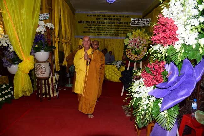 Ritual of visiting and offering homage to Most Thich Hue Truong’s Body
