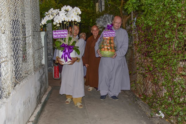 Ritual of visiting and offering homage to Most Thich Hue Truong’s Body