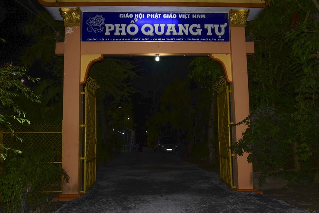 Ritual of visiting and offering homage to Most Thich Hue Truong’s Body