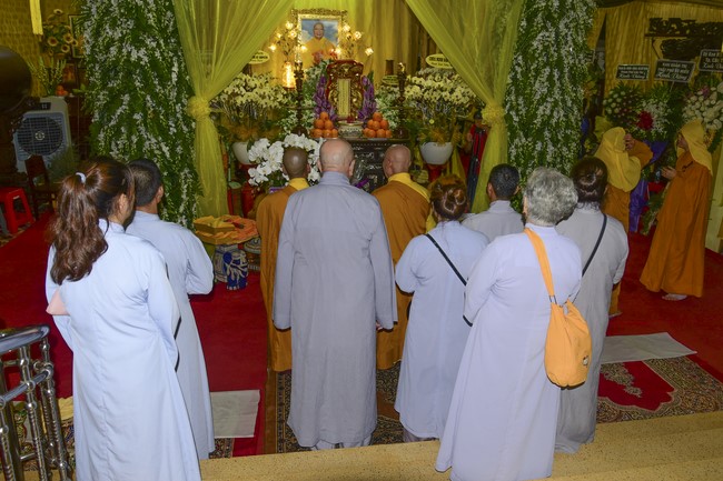 Ritual of visiting and offering homage to Most Thich Hue Truong’s Body