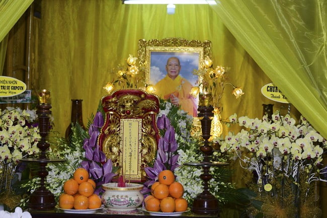 Ritual of visiting and offering homage to Most Thich Hue Truong’s Body