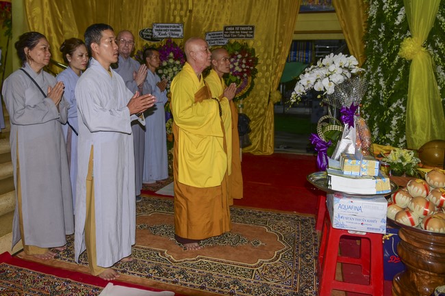 Ritual of visiting and offering homage to Most Thich Hue Truong’s Body