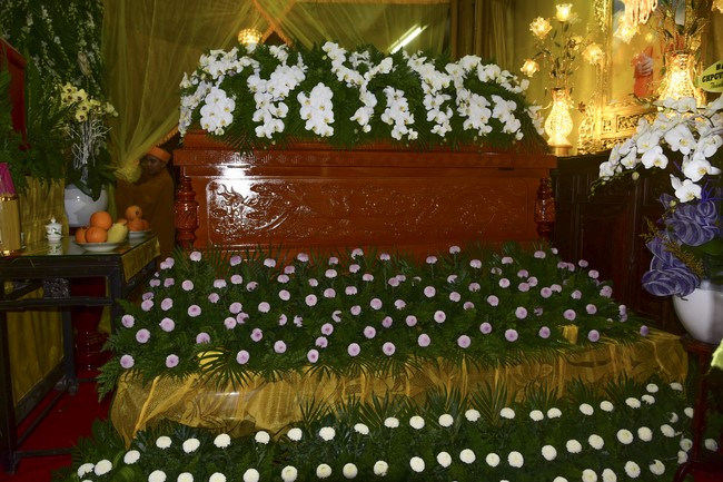 Ritual of visiting and offering homage to Most Thich Hue Truong’s Body