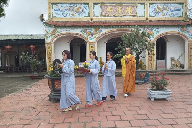 One - Day Retreat and Taking Refuge in the Triratna at Dong Cao pagoda