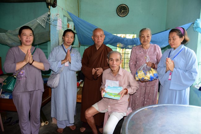 Tặng quà ở Lai Thành, Thừa Thiên Huế