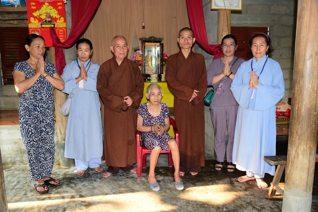 Tặng quà ở Lai Thành, Thừa Thiên Huế