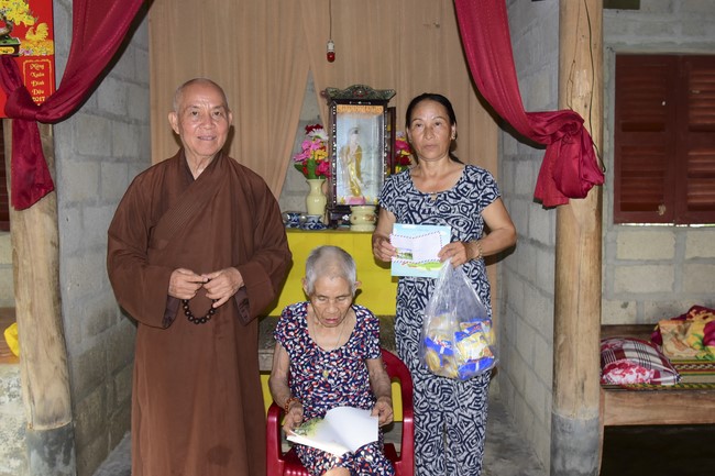 Tặng quà ở Lai Thành, Thừa Thiên Huế