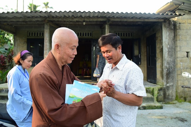 Tặng quà ở Lai Thành, Thừa Thiên Huế