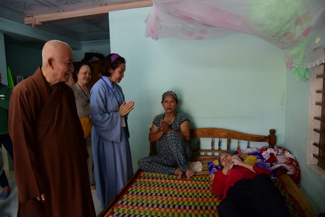 Tặng quà ở Lai Thành, Thừa Thiên Huế